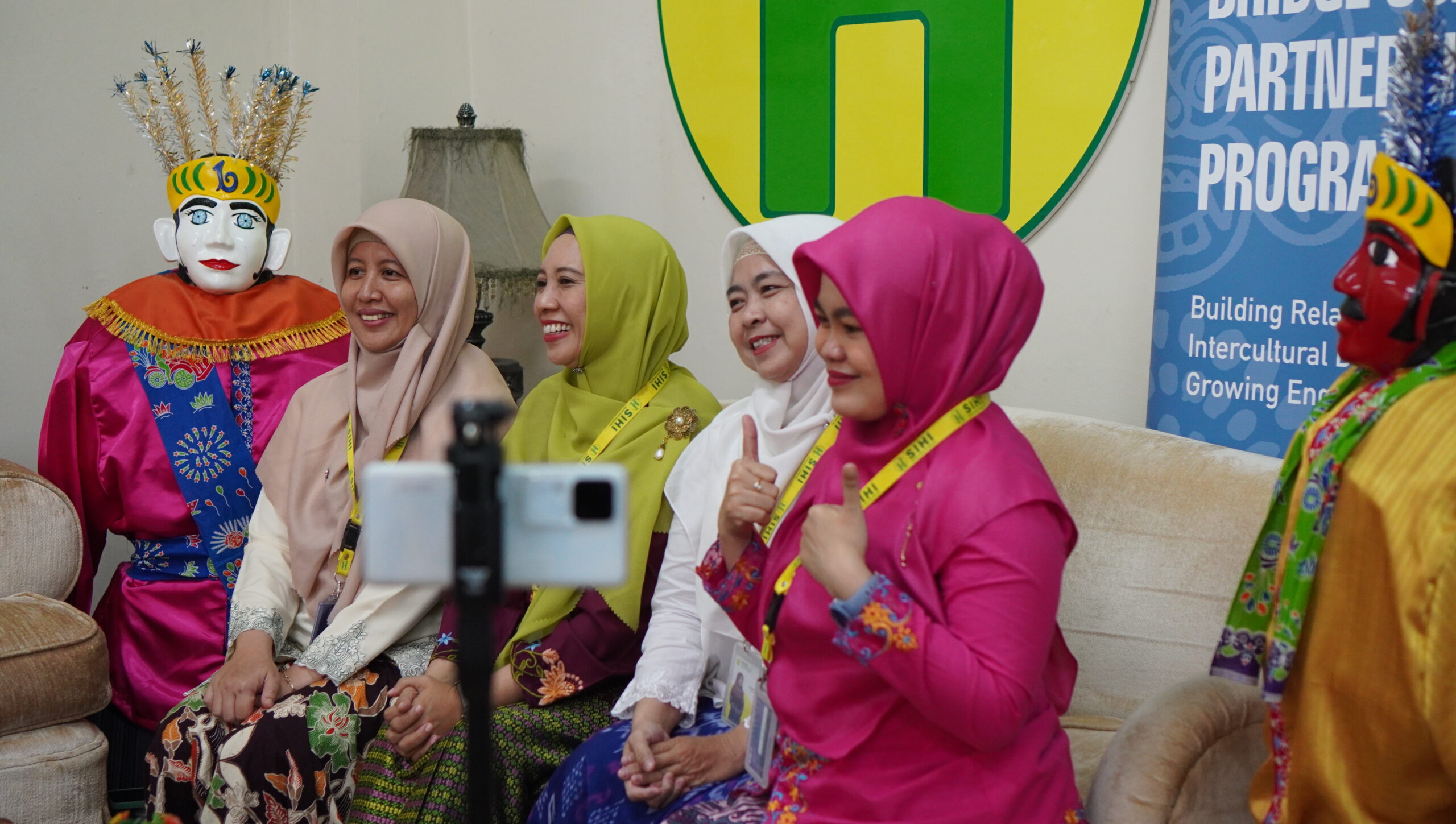 SD Islam Harapan Ibu kepilih dalam program Program Kemitraan Sekolah BRIDGE dengan Australia