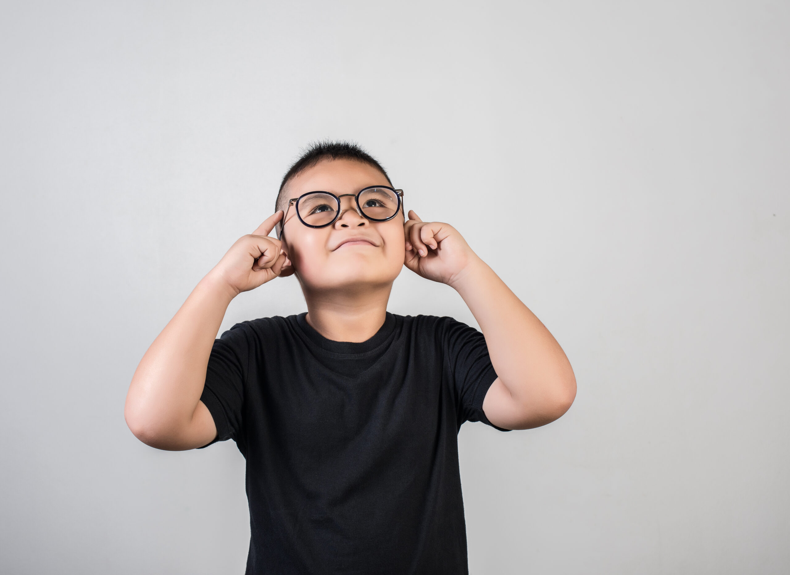 Anak laki-laki berkacamata