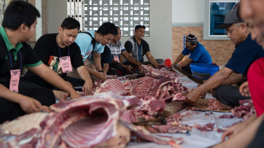 Proses pemotongan hewan qurban (kambing) Sekolah Islam Harapan Ibu 2025